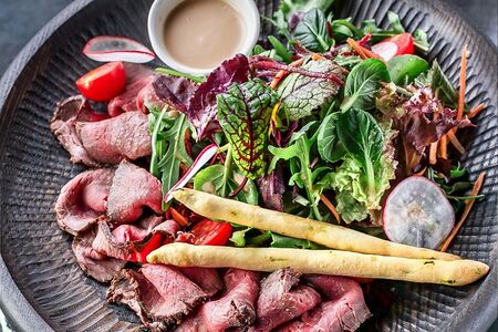 Ростбиф с салатом в имбирной заправке