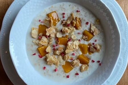 Овсяная каша с миндалем и манго