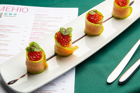 Рулетики из семги с цуккини