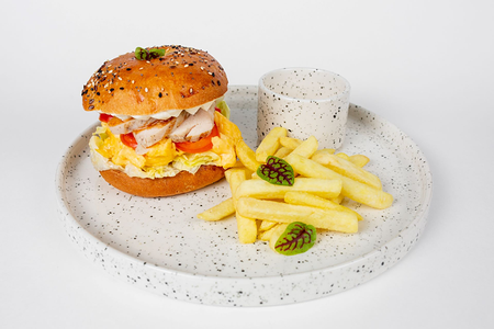 Бейгл с цыпленком и соусом цезарь