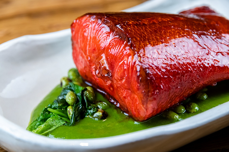 Запеченный хвост лосося, гаспачо из авокадо, шпинат, эдамаме