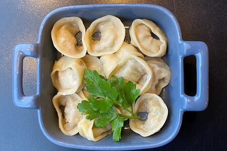 Пельмени со шпинатом и сыром