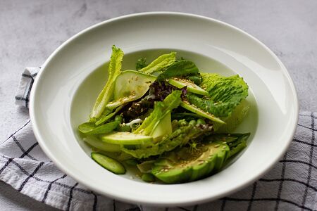 Зеленый салат с авокадо