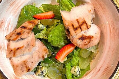 Французский салат с цыпленком и сыром Дорблю