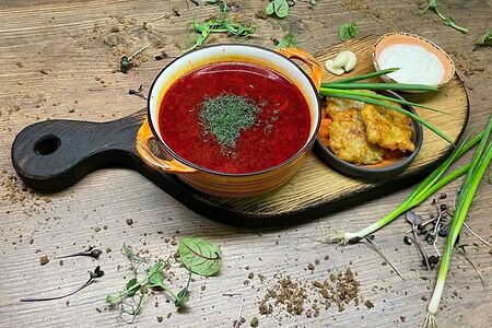 Борщ со сметаной, салом и чесноком