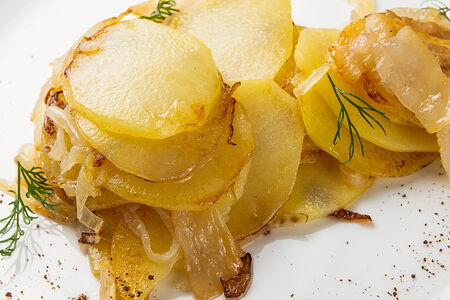 Жареный картофель с салом и луком