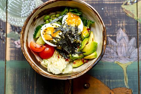 Боул с яйцом и авокадо