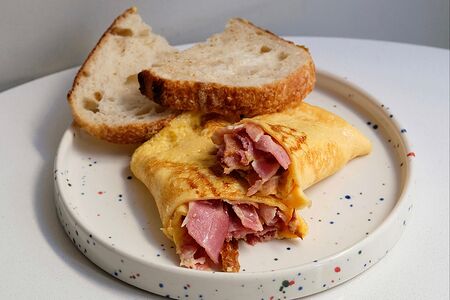 Омлет с сыром чеддер и беконом