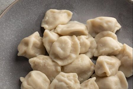 Вареные пельмени из говядины с грибами и зеленью