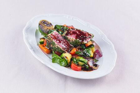 Стейк из тунца с фламбе из овощей