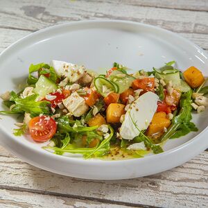 Салат из печеных овощей с рукколой и кедровыми орехами