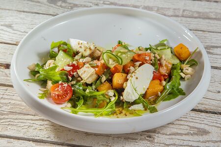 Салат из печеных овощей с рукколой и кедровыми орехами