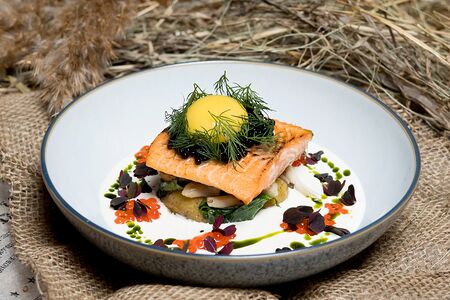 Филе форели с икорным соусом