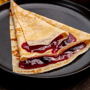 Блин с вишневым джемом