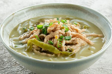 Рисовая лапша со свининой и маринованной пекинской капустой