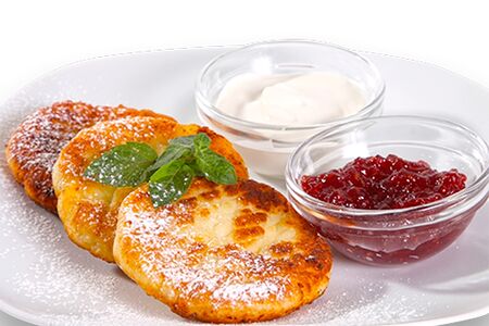 Сырники со сметаной и джемом