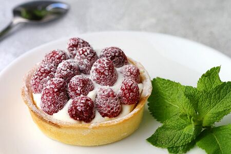 Тарталетка с малиной