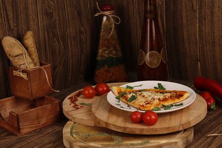 Пицца с копченой грудкой и ананасами