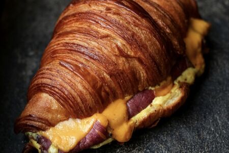 Круассан с пастрами