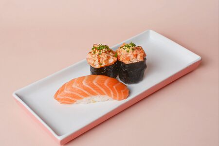 Суши с лососем