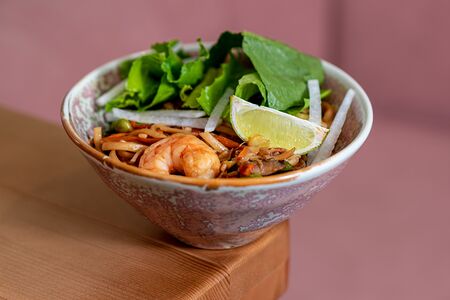 Вок с креветкой