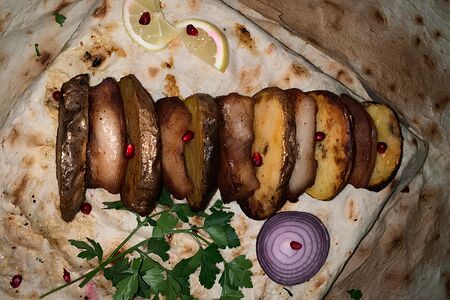 Картофель с салом на мангале