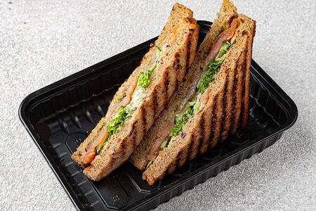 Сэндвич с лососем и соусом песто