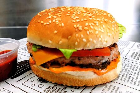 Бургер с говядиной на углях