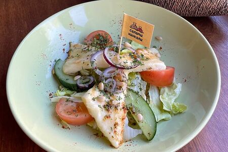 Теплый салат с жареным сулугуни