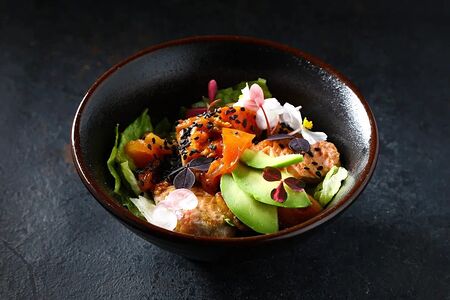 Теплый салат с лососем и апельсином