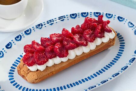 Эклер с творожным кремом и малиной
