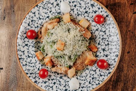Салат Цезарь с курицей
