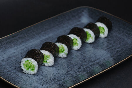 Ролл мини огурец