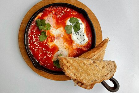 Пряная шакшука с греческим йогуртом 