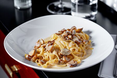 Тальятелле с белыми грибами в сливочном соусе