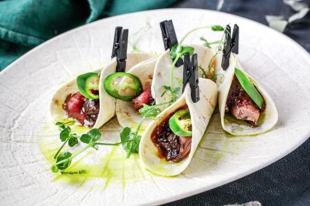 Тако с тунцом, яйцом, ростбифом и карамельным луком