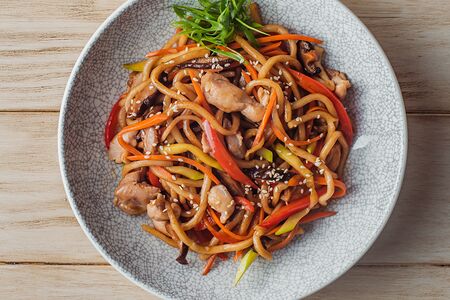 Вок с лапшой и курицей