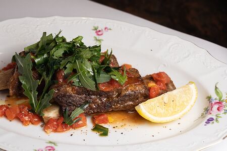 Телячьи ребра с рукколой и томатами