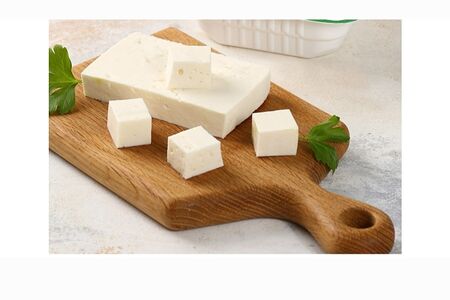 Кубики сыра Брынза