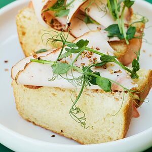 Сэндвич со скрэмблом беконом и копченой курицей