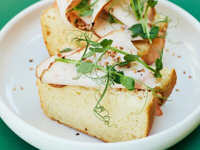 Сэндвич со скрэмблом беконом и копченой курицей