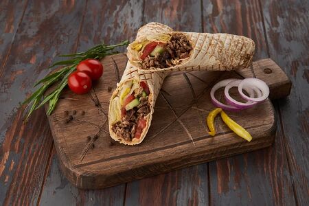 Мега в обычном лаваше с ягненком, курицей и телятиной