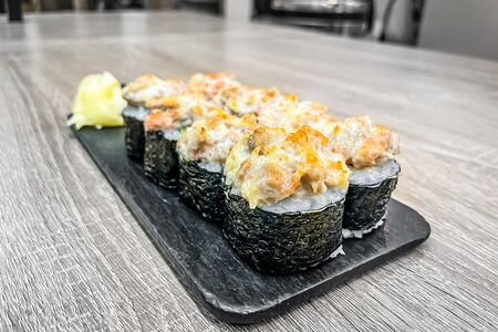 Ролл с тунцом, запечённый на гриле