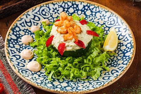 Салат Авокадо с семгой и креветками