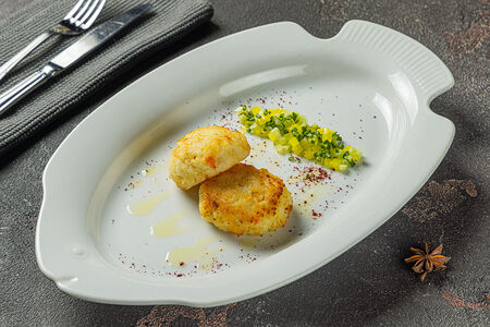 Котлета из Камчатского краба и палтуса с салатом из редиса Дайкон со свежим огурцом