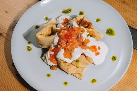 Блины с тартаром из лосося и красной икрой