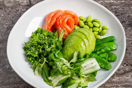 Лосось с авокадо и кейлом