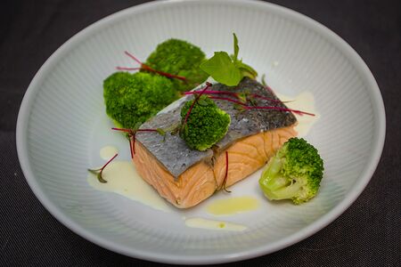 Лосось на пару с брокколи и сливочным соусом
