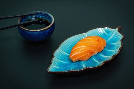 Суши с лососем