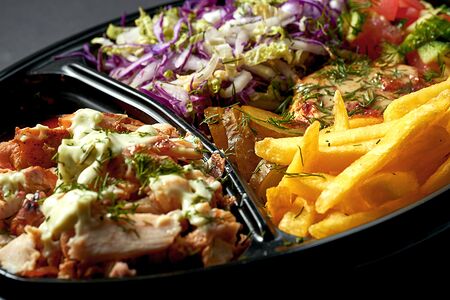 На тарелке с колбасками